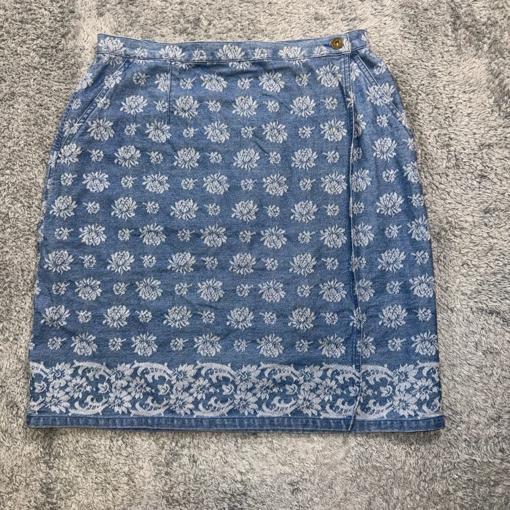 Liz Claiborne Womens Lizwear Wrap Skirt 10 Blue Floral Print Cotton Denim